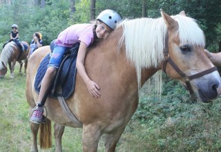 Voor de kleintjes zijn onze pony's geweldig - rustig in de omgang, betrouwbaar en veilig op het terrein., © Waldhof Bruchmühle