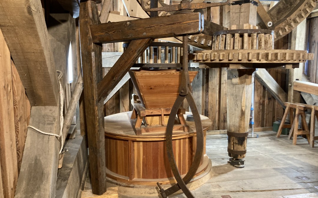 De graanvloer van de Eldena molen toont het maalwerk, de stenen kraan en de koningsas, © Martin Weidemeier