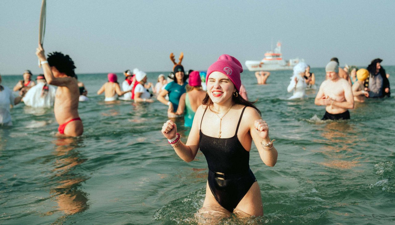 IJsbaden tijdens het winterfeest in Warnem&uuml;nde, &copy; David Garbe