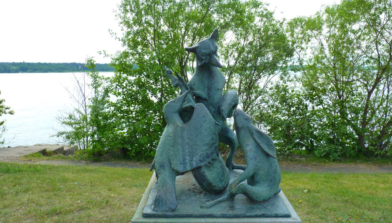 L&uuml;tt Matten, de Has - Rzeźba autorstwa Walthera Preika, &copy; Waren (M&uuml;ritz)-Information