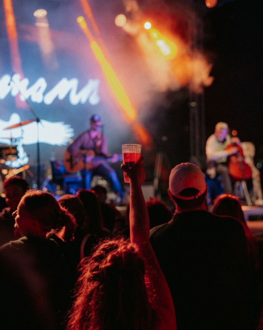 Stadthafen, B&uuml;hnenprogramm zur Hanse Sail 2024, Pohlmann (c) TZRW, ganscool.media (14), &copy; TZRW, ganscool.media