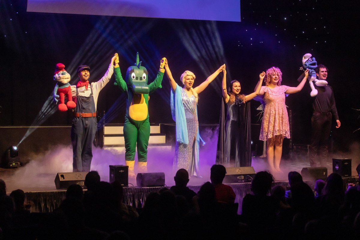 The cast of *Hakuna Matata* together on stage. // &copy; Whynot Events GmbH