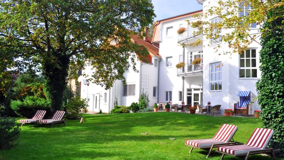 Hoteltuin met ligstoelen, © Hotel Westfalia