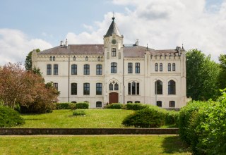 Dw&oacute;r w Viecheln, zbudowany w 1869 r. w neogotyckim stylu Thurdor // &copy; Till Kleine-M&ouml;ller