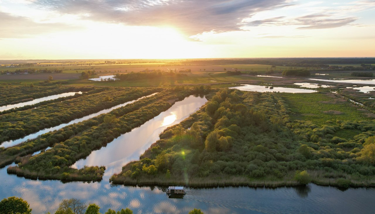 Wakacje na łodzi mieszkalnej na rzece Peene, © Flussentdecker