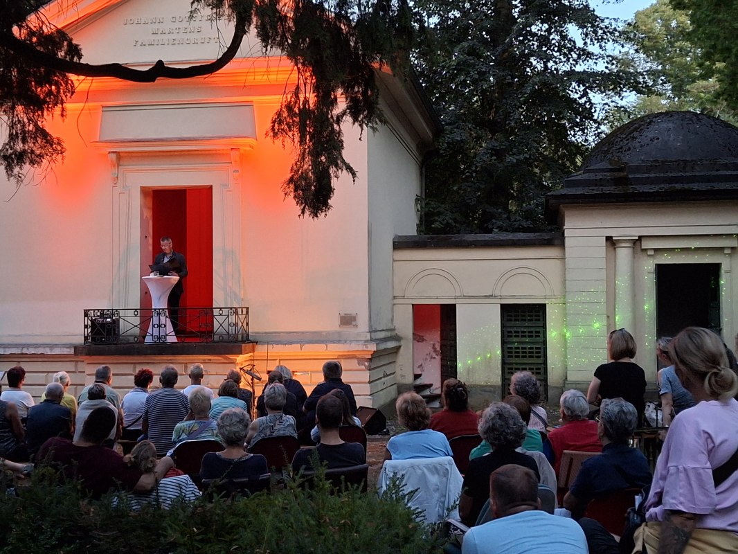 Crime researcher Bert Lingnau in front of a mausoleum in the Wismar cemetery // &copy; Anja Kretschmer