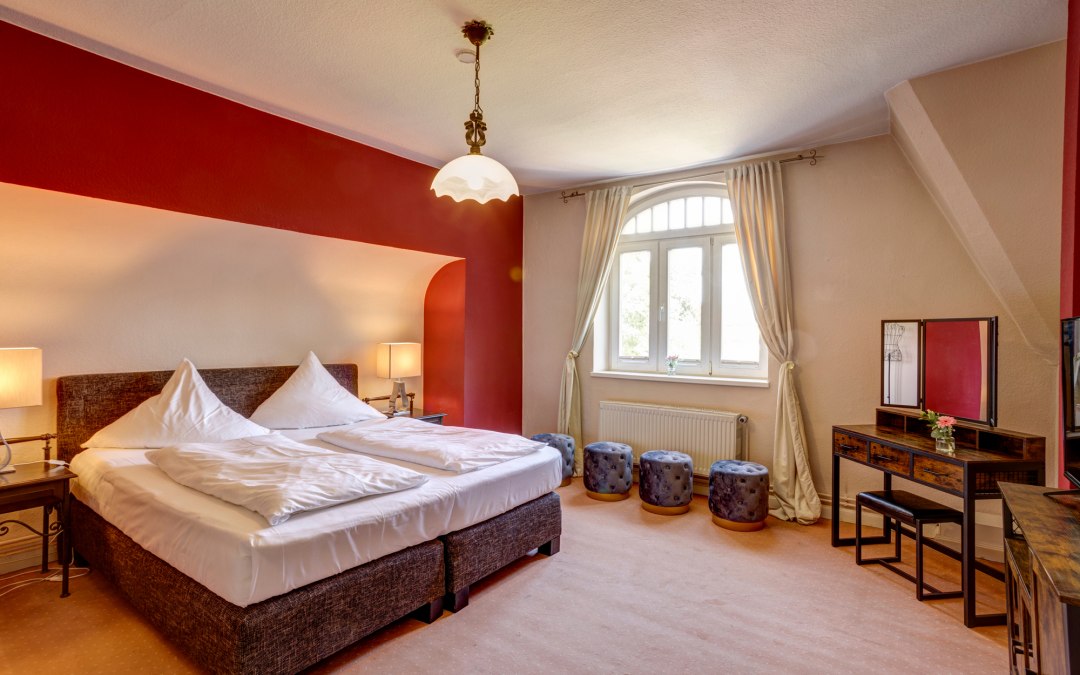 View into the sleeping area of one of the rooms., © Jagdschlösschen Schwartow / Jan Haeselich