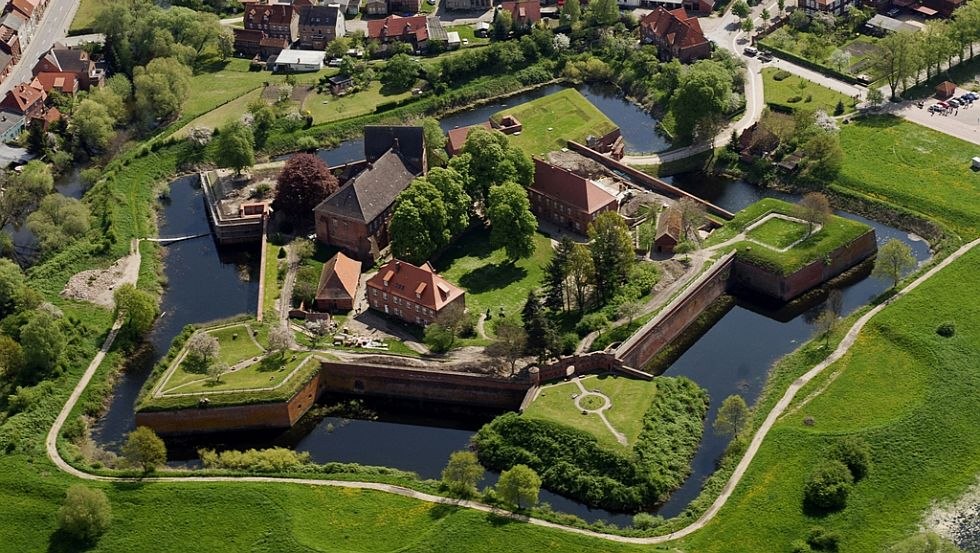 Dobrze zachowane fortyfikacje twierdzy Dömitz // © Tourismusverband Mecklenburg-Schwerin e.V. Dobrze zachowane fortyfikacje twierdzy Dömitz // © Tourismusverband Mecklenburg-Schwerin e.V.