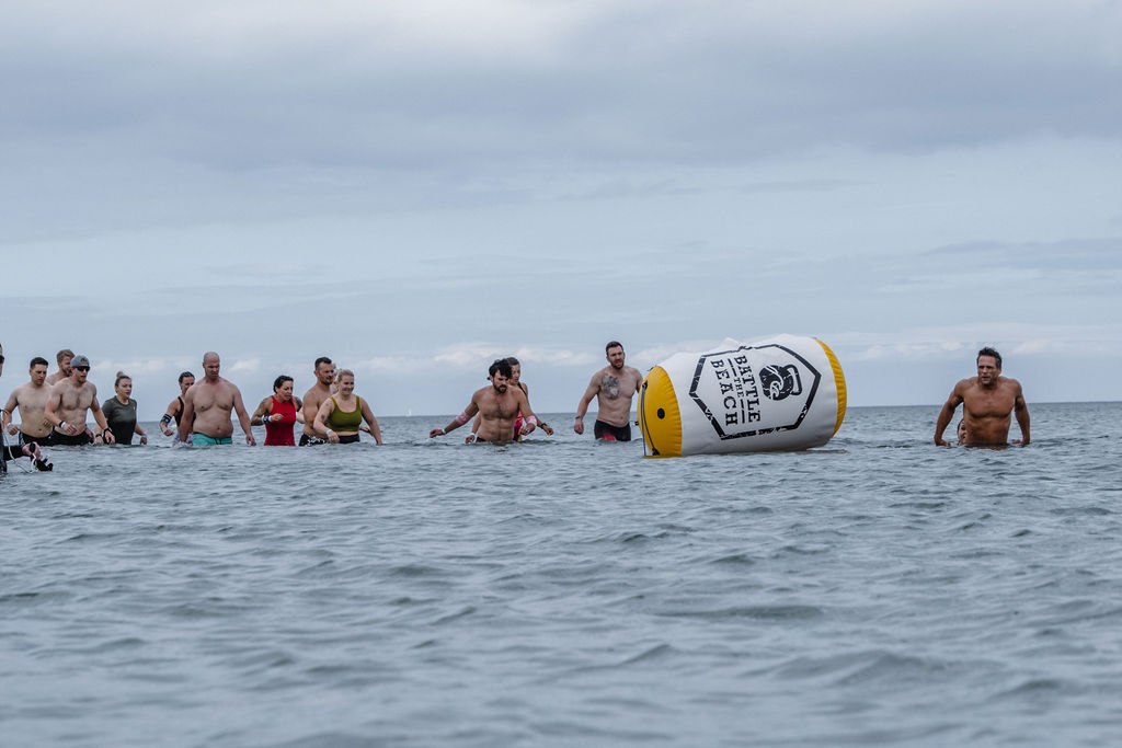 Zawodnicy muszą również rywalizować w zawodach pływackich - to tylko jedna z wielu dyscyplin na Battle The Beach. // © Sebastian Hugo Scholz-Witzel Zawodnicy muszą również rywalizować w zawodach pływackich - to tylko jedna z wielu dyscyplin na Battle The Beach. // © Sebastian Hugo Scholz-Witzel