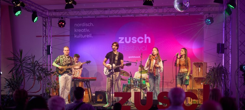 eine junge Band steht auf der beleuchteten Bühne // © Oliver Borchert eine junge Band steht auf der beleuchteten Bühne // © Oliver Borchert