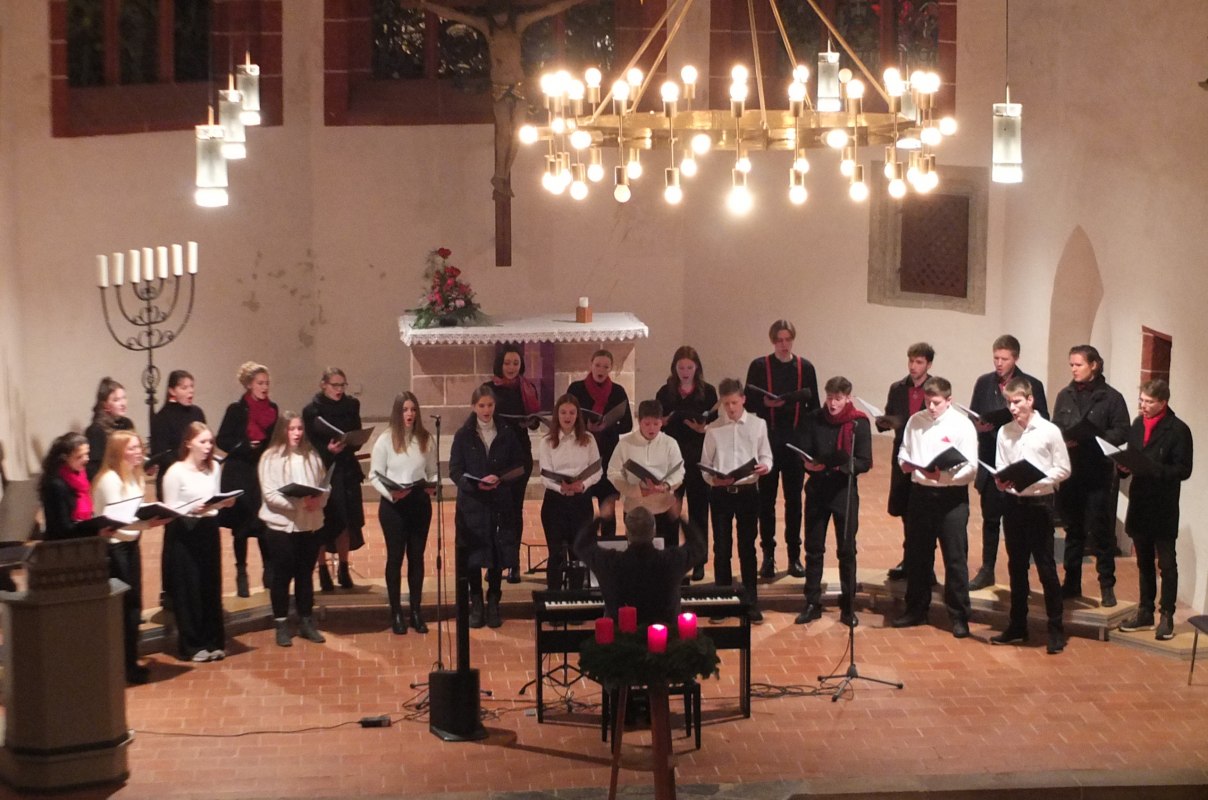 The Nordhausen Youth and Chamber Choir at the Christmas concert in the Blasiikirche Nordhausen // &copy; T. Hofereiter