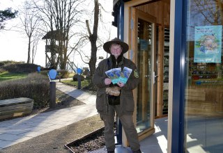 Ranger Renate Colell at the information pavilion in front of the Elwkieker observation tower., &copy; Biosph&auml;renreservatsamt Schaalsee-Elbe