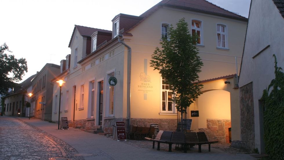 Ten starannie odrestaurowany dworek położony jest w zabytkowym centrum miejscowości Feldberg // © Galeo Design/Schwesinger Ten starannie odrestaurowany dworek położony jest w zabytkowym centrum miejscowości Feldberg // © Galeo Design/Schwesinger