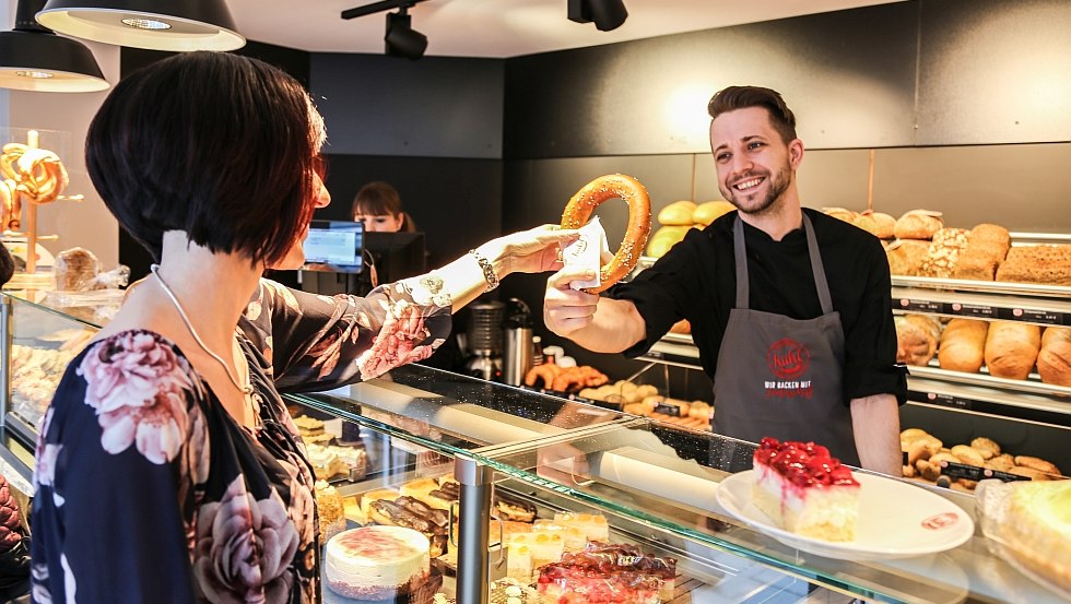 Odwiedź nas w jednym z ponad 70 oddziałów w całym MV // © Stadtbäckerei Kühl GmbH & Co. KG / Andrea Kunath Odwiedź nas w jednym z ponad 70 oddziałów w całym MV // © Stadtbäckerei Kühl GmbH & Co. KG / Andrea Kunath