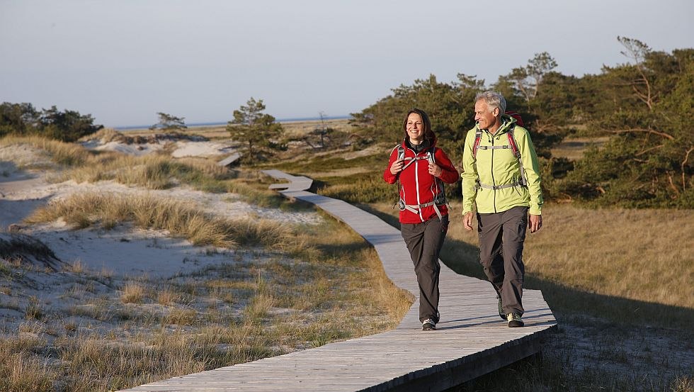 Nagrodzona drewniana ścieżka: wiele ścieżek prowadzi bezpośrednio do morza na Darß, © TVFDZ/outdoor-visions.com