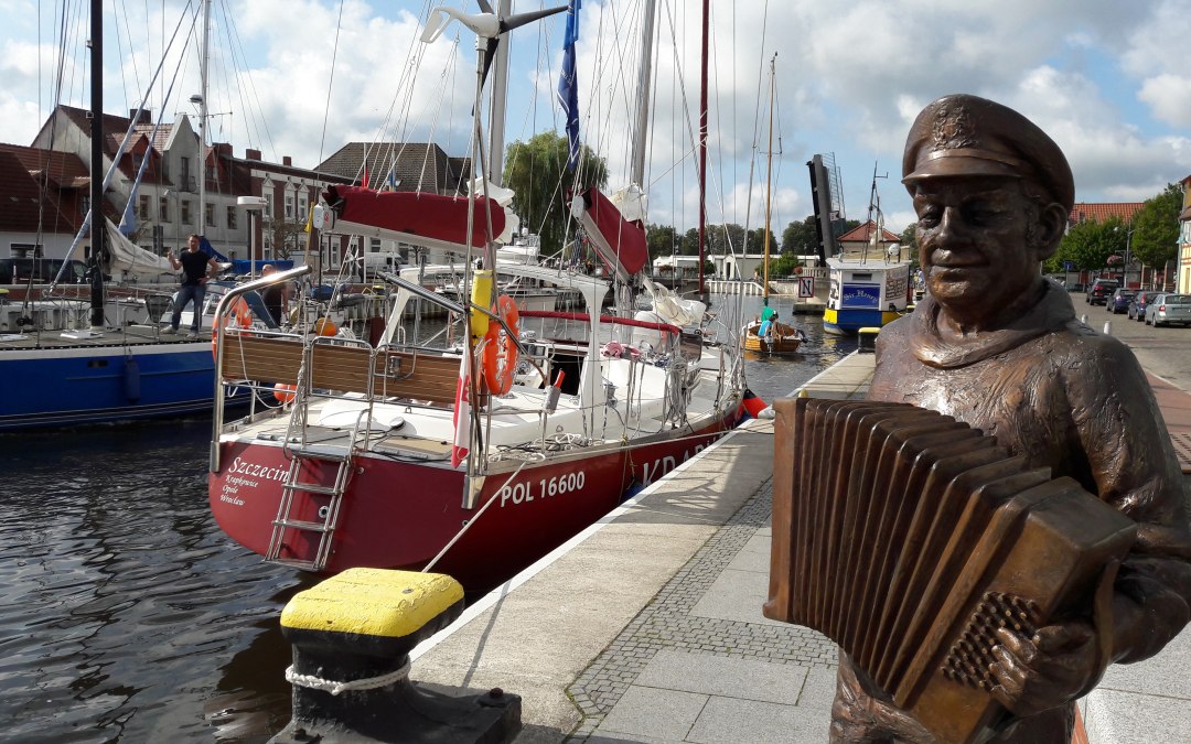 Na promenadzie portowej i w centrum nadmorskiego kurortu Ueckermünde stoi kilka rzeźb z brązu., © Stadt Seebad Ueckermünde