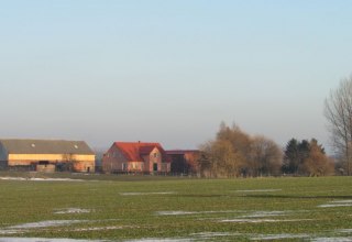 Der Gänsehof liegt am östlichen Rand des Dorfes Ladenthin. Die beiden großen Back- und Feldsteinscheunen sind unübersehbar. // © Grüner Gänsehof Der Gänsehof liegt am östlichen Rand des Dorfes Ladenthin. Die beiden großen Back- und Feldsteinscheunen sind unübersehbar. // © Grüner Gänsehof