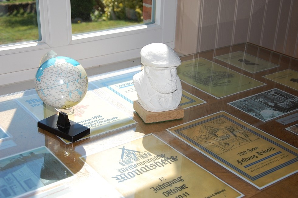 Gillhoff's well-known monthly magazines are displayed in the showcases., © Gabriele Skorupski