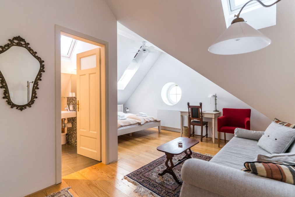 Inzicht in een van de 30 kamers. De stijlvolle, warme elegantie van het landhuis, de reflectie op kloosterlijke contemplatie en de hoogwaardige kamerinrichting, teruggebracht tot het essentiële, ondersteunen je op je reis naar binnen, op zoek naar rust en ontspanning., © Kloster Gut Saunstorf