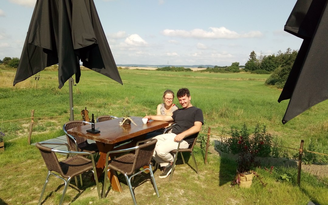Mirjan en Antje Hornburg-Zeneli op het terras van onze brasserie, © Märchengarten GbR