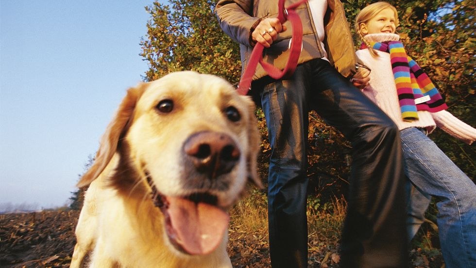 Moeder en dochter laten hun hond uit, Mecklenburgse Oostzeekust, © TMV/Werk3