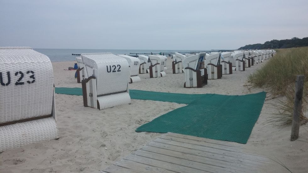 Drempelvrije toegang tot de strandstoel bij strandopgang 18 in de kustplaats aan de Oostzee // &copy; TSK