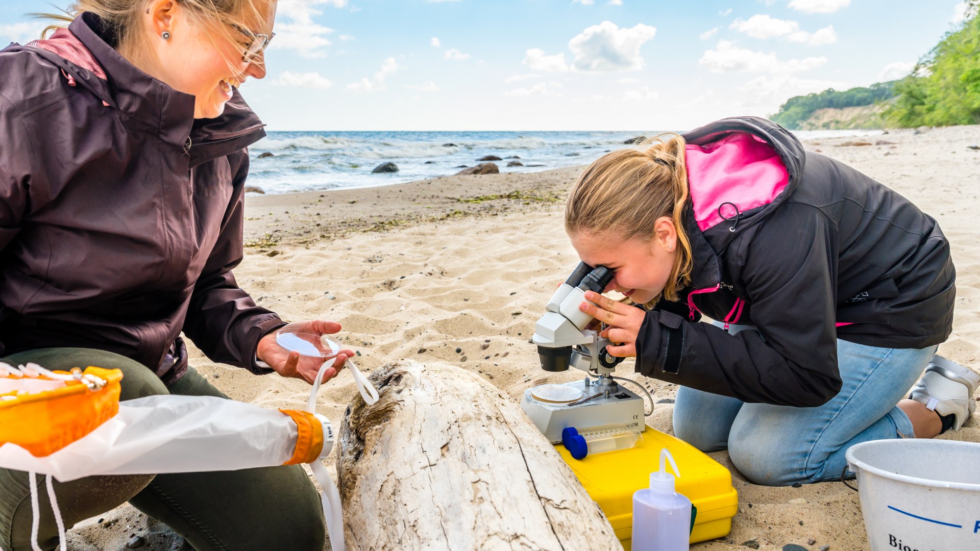 Onder de verrekijker worden rotiferen en ongewervelden zichtbaar in het watermonster. "Je moet de natuur begrijpen om haar te kunnen beschermen," zegt Alexandra Hanusch., © TMV/Tiemann
