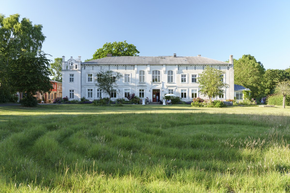 Widok dworu w Roggow z zewnątrz // &copy; Herrenhaus Roggow