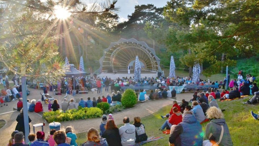 Sztuka i kultura w muszli koncertowej w bałtyckim kurorcie Trassenheide, © Eigenbetrieb Kurverwaltung Ostseebad Trassenheide
