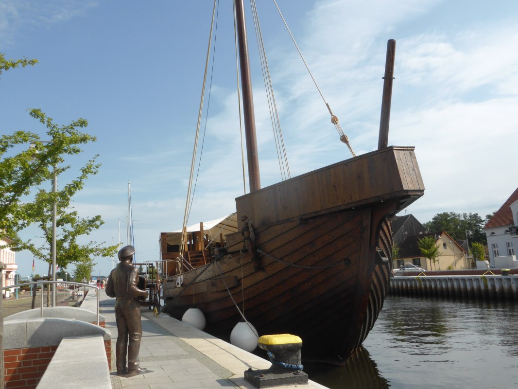 Fiedel Schulz verwelkomt de rader in de haven van kustplaats Ueckermünde // © Uta Sommer Fiedel Schulz verwelkomt de rader in de haven van kustplaats Ueckermünde // © Uta Sommer