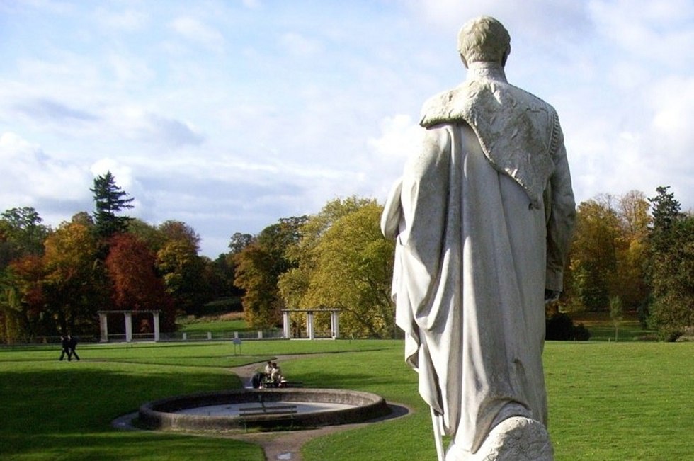 Malte monument in Putbus park with view to demolished castle // &copy; Tourismuszentrale R&uuml;gen