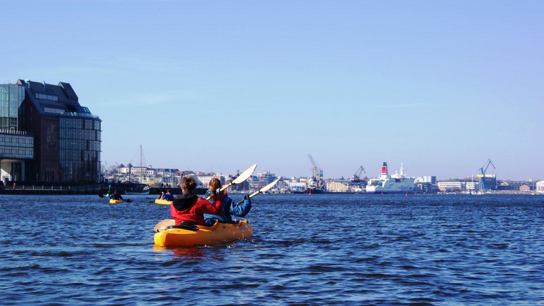 On to the city harbor, &copy; Ronald Kley