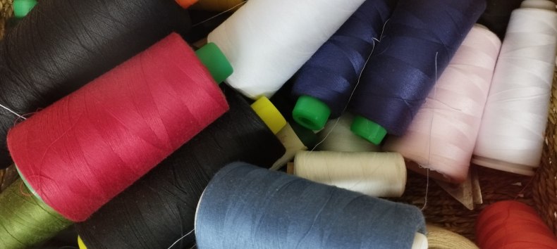 Ein Korb voller verschieden farbiger Nähgarnspulen. // © Jugendkunstschule Vorpommern-Rügen e.V. Ein Korb voller verschieden farbiger Nähgarnspulen. // © Jugendkunstschule Vorpommern-Rügen e.V.