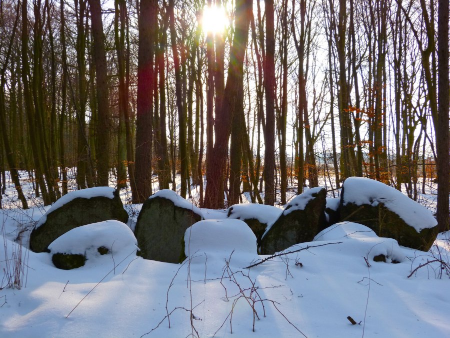 Zimowy romans w megalitycznym grobowcu "Krampas" z pokrytymi śniegiem kamieniami nośnymi, © Archäo Tour Rügen