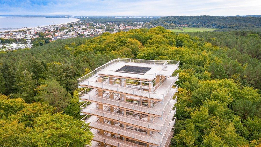 Z wieży widokowej w koronach drzew można podziwiać wspaniałą panoramę wybrzeża Morza Bałtyckiego i głębi wyspy., © Erlebnis Akademie AG/Baumwipfelpfad Usedom