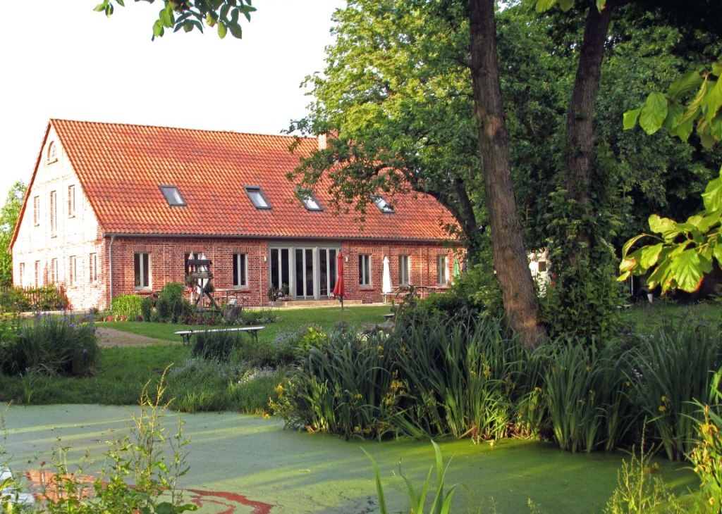 Bakstenen schuur met vijver, © Cornelia von Uckro Bakstenen schuur met vijver, © Cornelia von Uckro