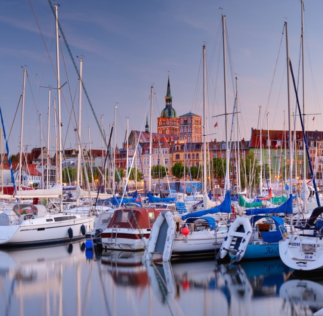 segler im Stralsunder Hafen am Abend // &copy; FRANCESCO CAROVILLANO
