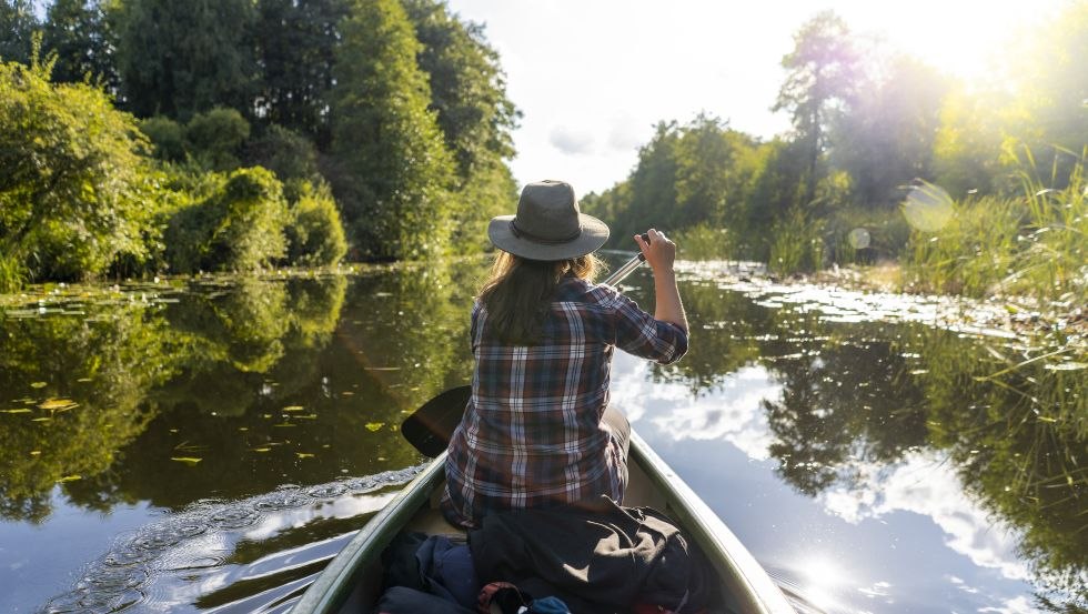 Paddling a kayak on the Havel in the sunshine // &copy; Kommwirmachendaseinfach