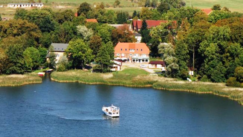Widok z hotelu Inselhotel bezpośrednio na jezioro Dobbertin // © Inselhotel Dobbertin/Kapitän Müller Widok z hotelu Inselhotel bezpośrednio na jezioro Dobbertin // © Inselhotel Dobbertin/Kapitän Müller
