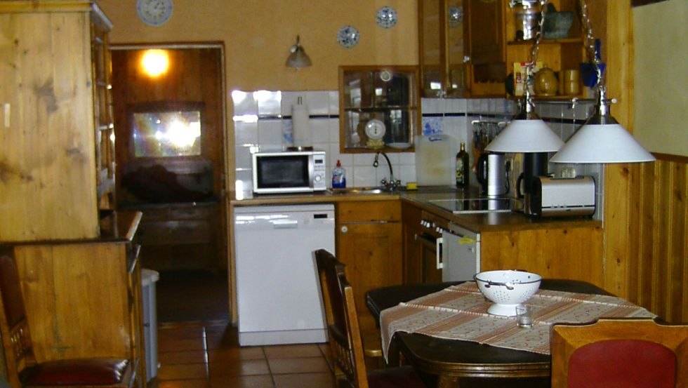 Zicht op de woonkamer met keuken, © Ferien in der Reetdachkate/Koop