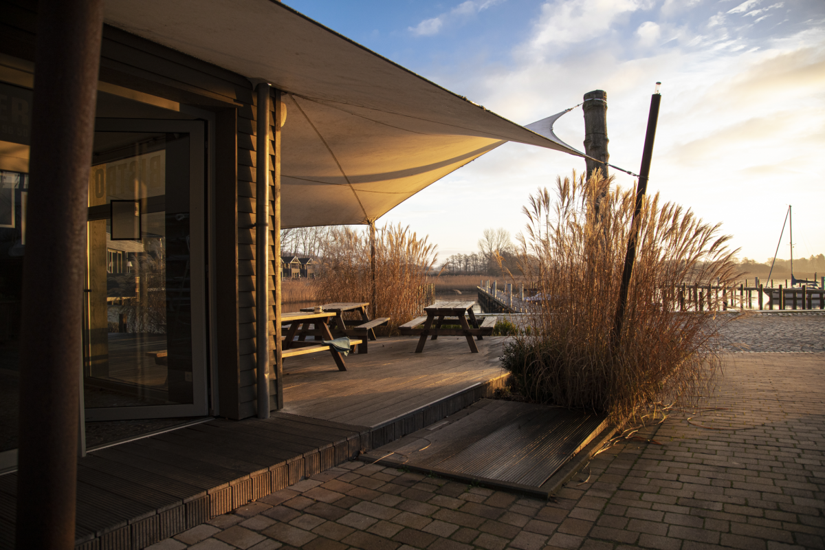 Letnie bistro w Gustow Nature Oasis // © Florian Melzer/im-jaich Letnie bistro w Gustow Nature Oasis // © Florian Melzer/im-jaich