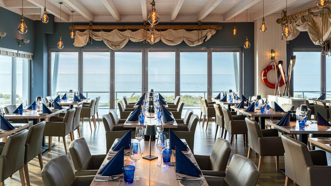 Widok wnętrza restauracji i baru na plaży "Blaue Boje", © DOMUSimages
