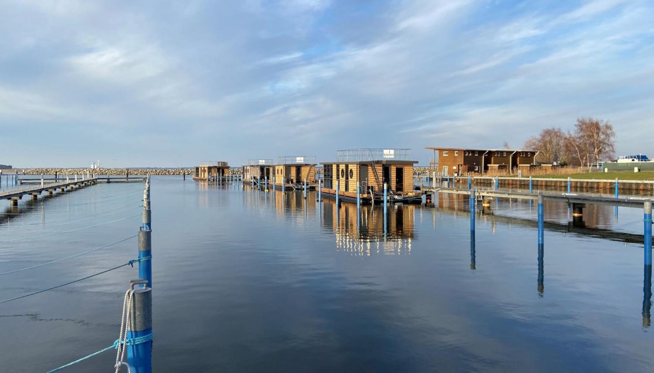 Uitzicht op de woonboten in de haven, © FjordLink