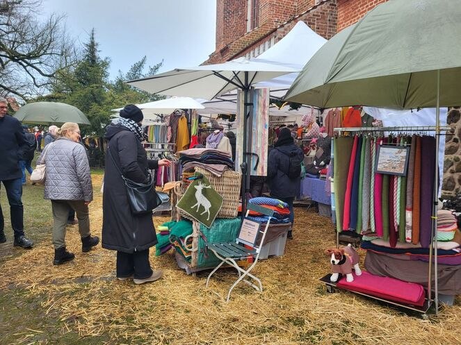 De markt wordt begeleid door een gevarieerd cultureel programma. U kunt zich verheugen op optredens van het gospelkoor "The Ciscoes", de alpenhoorngroep "Meck Alphorn", het trombonekoor Döbbersen-Lassahn, muzikanten van de muziekschool Fröhlich en accordeonist Max Nadzeika. Voor kinderen is er een spannend programma met draaimolens, ponyritjes, een springkussen van stro en creatieve knutselstations. En natuurlijk komt de kerstman langs om de kleine gasten te verrassen., © Niehus / Stadt Zarrentin De markt wordt begeleid door een gevarieerd cultureel programma. U kunt zich verheugen op optredens van het gospelkoor "The Ciscoes", de alpenhoorngroep "Meck Alphorn", het trombonekoor Döbbersen-Lassahn, muzikanten van de muziekschool Fröhlich en accordeonist Max Nadzeika. Voor kinderen is er een spannend programma met draaimolens, ponyritjes, een springkussen van stro en creatieve knutselstations. En natuurlijk komt de kerstman langs om de kleine gasten te verrassen., © Niehus / Stadt Zarrentin