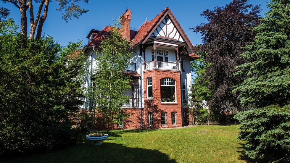 Twee prachtige villa's direct aan het strand maken deel uit van het terrein van de jeugdherberg, © DJH MV / Andreas Dumke