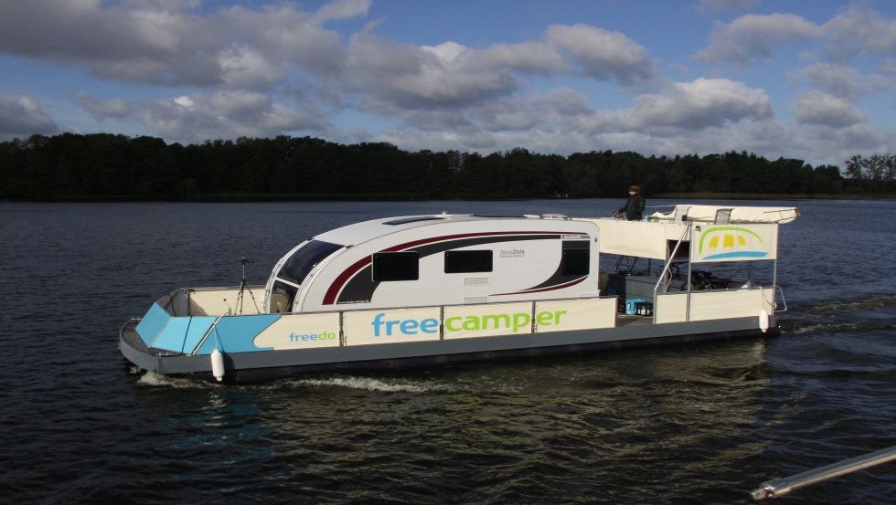 Ongewone excursie met caravan op de Großer Priepertsee, © freecamper