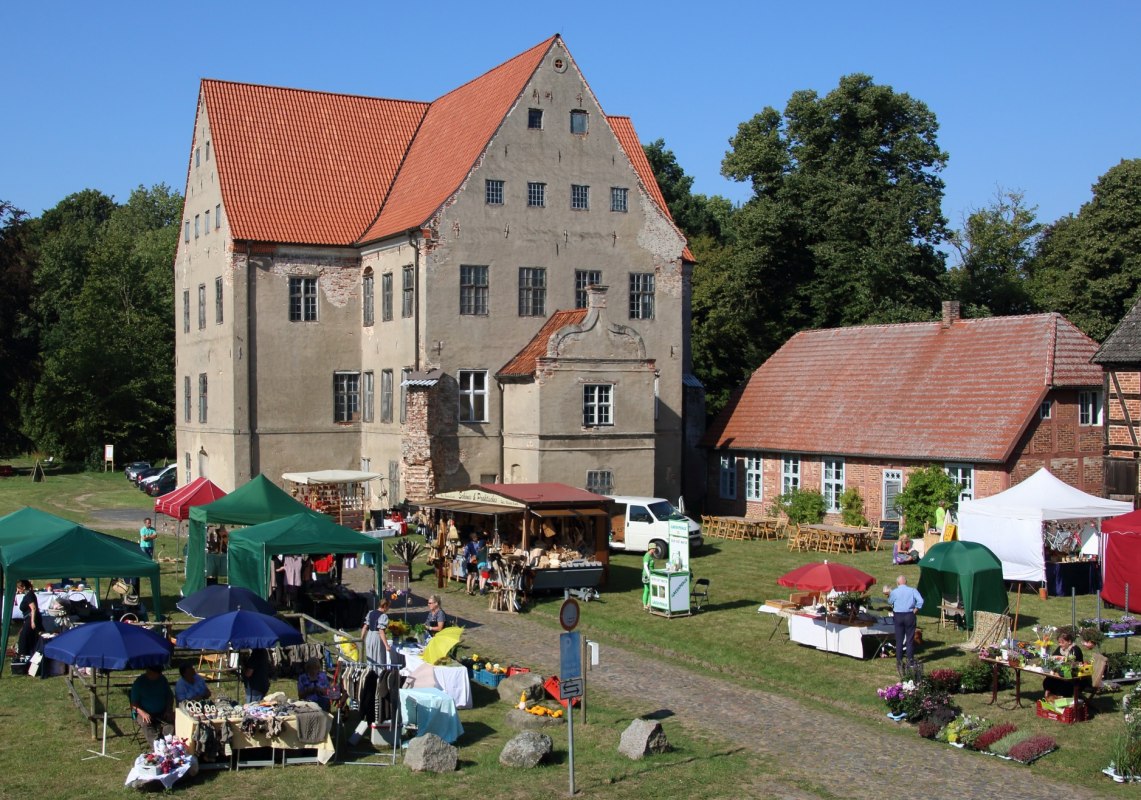 Summer Market in Ludwigsburg // © Archiv Förderverein Schloss- und Gutshofanlage Ludwigsburg e. V. Summer Market in Ludwigsburg // © Archiv Förderverein Schloss- und Gutshofanlage Ludwigsburg e. V.