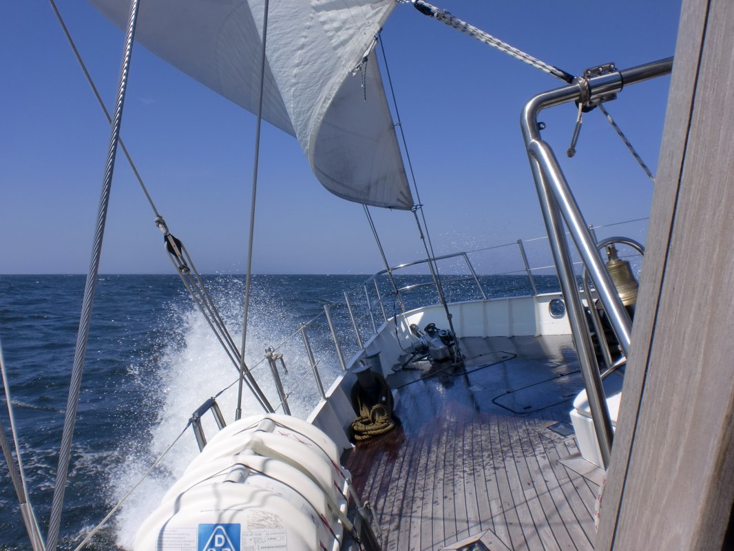 Żeglarz na w&oacute;zku inwalidzkim na południowym Morzu Bałtyckim // &copy; Interne Schiffsregatta- Crew