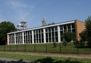 Außenansicht der Schwimmhalle // © Sabrina Wittkopf-Schade Außenansicht der Schwimmhalle // © Sabrina Wittkopf-Schade