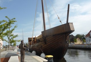 Fiedel Schulz heißt die Kogge im Stadthafen Seebad Ueckermünde willkommen // © Uta Sommer Fiedel Schulz heißt die Kogge im Stadthafen Seebad Ueckermünde willkommen // © Uta Sommer